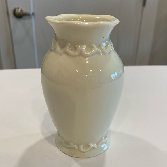 Vintage Porcelain Vase Cream Flower Lillies on Face Scalloped Detail Nec… - Picture 8 of 13